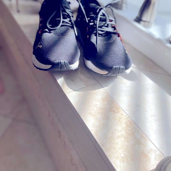 Brand New Puma, Womens Size 8.5 running shoes w/ cheetah print accent on outside - Picture 3 of 4